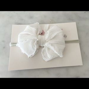 Baby ruffled headband in white